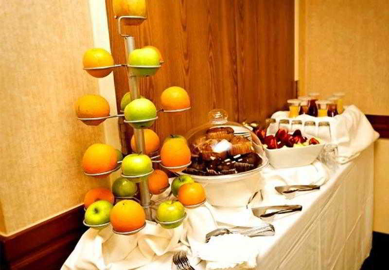 فندق كورتيارد دالاس أديسون/ميدواي المظهر الخارجي الصورة